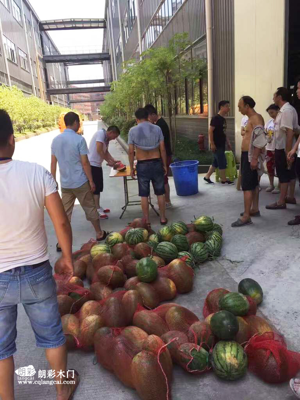 重庆朗彩木门为员工准备西瓜解暑